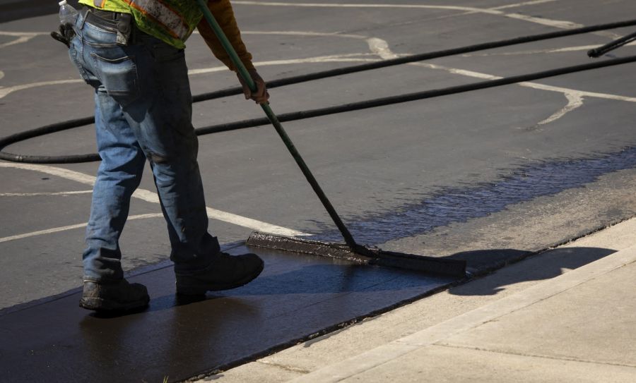 Asphalt sealcoating by Kerrigan Paving Tar & Chip